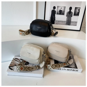 Vue détaillée des sacs bandoulière texturés avec sangles géométriques et logo chic