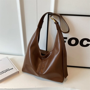 Grand sac hobo en cuir PU marron avec bandoulière réglable et design minimaliste
