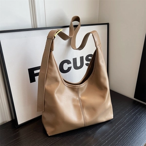 Sac hobo minimaliste en PU marron clair avec large bandoulière et boucles dorées chic