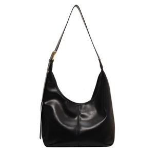 Sac hobo noir brillant classique avec boucles dorées et design épuré en forme de U