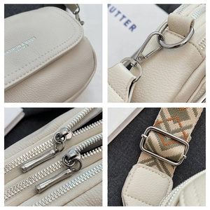Détails du sac en cuir beige avec fermetures argentées et bandoulière géométrique