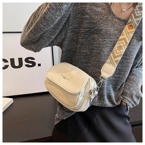 Détail du sac crème avec trois compartiments zippés et bandoulière tissée bohème