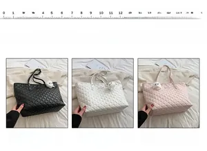 Sacs cabas matelassés en noir, blanc et rose avec pendentif en peluche mignon