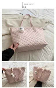 Sac fourre-tout matelassé rose avec charm peluche blanc dans un décor intérieur douillet