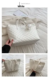 Détails du sac fourre-tout blanc matelassé avec charme en peluche et grand volume