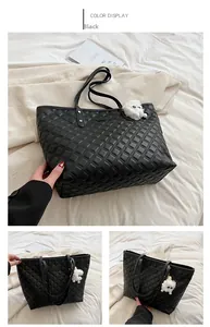 Détail d'un sac cabas noir matelassé avec surpiqûres losanges et breloque en peluche