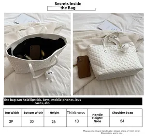 Guide des tailles montrant le grand cabas matelassé blanc et son intérieur spacieux