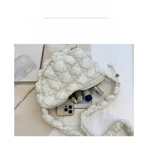 Vue détaillée de l'intérieur d'un sac nuage blanc rembourré avec espace de rangement