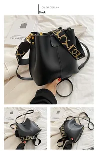 Détail du sac seau noir avec bandoulière en jacquard et finitions en métal doré