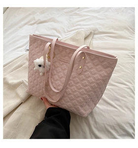 Sac fourre-tout matelassé rose clair avec charm de chat en peluche blanc et doubles anses