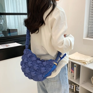 Détail du sac nuage bleu royal avec texture plissée et fermeture éclair métallique