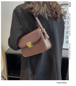 Vue arrière du sac bandoulière en similicuir marron avec boucle dorée et sangle ajustable