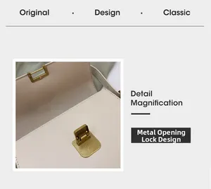 Détail du sac à bandoulière en cuir beige clair avec fermoir rotatif en métal doré vintage
