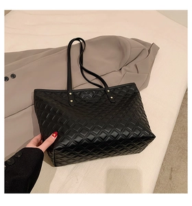 Vue détaillée du sac cabas matelassé noir avec coutures en losanges et lanières