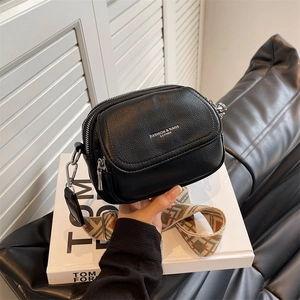 Petit sac à bandoulière noir texture litchi avec large sangle en tissu géométrique
