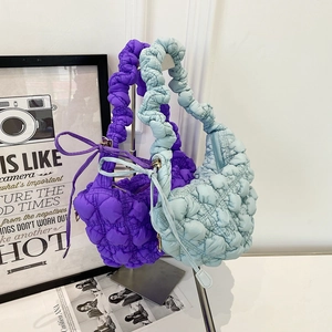 Détail de la texture bulle sur les sacs à bandoulière matelassés violets et bleus