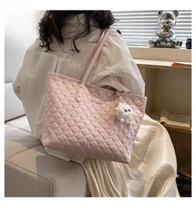 Sac fourre-tout matelassé rose en cuir PU souple avec un joli pendentif pompon blanc