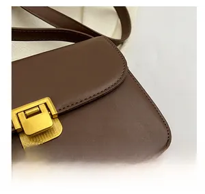 Gros plan sur le cuir PU marron et la boucle dorée de ce sac à bandoulière minimaliste