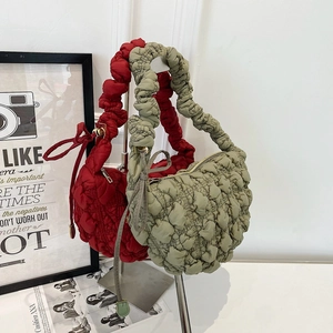 Détail de sacs matelassés rouge et vert montrant la texture plissée et le nylon