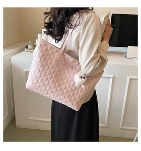 Détail du sac cabas rose matelassé avec surpiqûres en losange et breloque peluche
