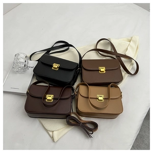 Gros plan sur quatre sacs à bandoulière rétro minimalistes en noir et divers tons de marron