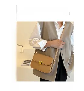 Dettaglio della borsa a tracolla minimalista kaki con fibbia quadrata in oro vintage