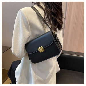 Sac bandoulière en cuir PU noir avec boucle dorée porté par un mannequin, vue de dos à 45 degrés