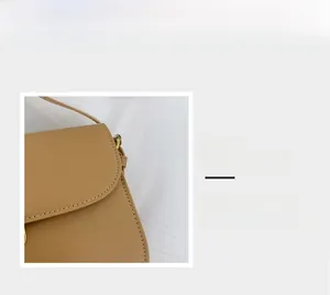 Dettaglio della trama in pelle e delle cuciture di una borsa a tracolla marrone