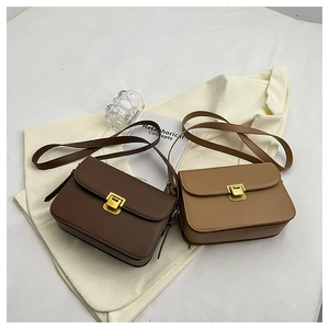 Détail de sacs à bandoulière vintage en marron foncé et kaki avec boucles en métal doré