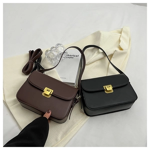 Détail de sacs bandoulière en similicuir rétro avec boucle métal et bandoulière large