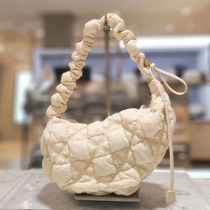 Sac sous le bras matelassé crème chic avec bandoulière plissée et texture nuage