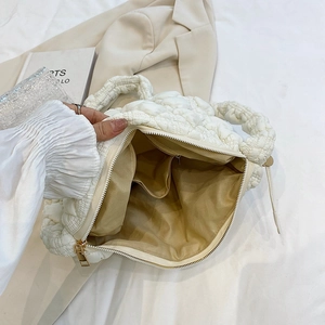 Sac bouffant blanc matelassé avec poches intérieures et détails de zip dorés