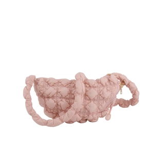 Sac à bandoulière matelassé rose avec poignée froncée et fermeture éclair en métal