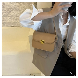 Dettaglio della borsa a tracolla minimalista in pelle kaki con fibbia in metallo dorato
