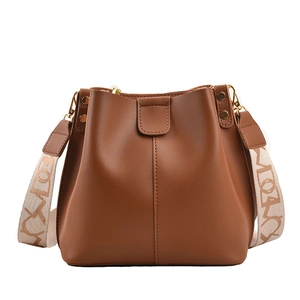 Sac seau chic en cuir PU marron caramel avec large bandoulière jacquard et métal doré