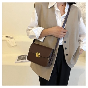 Borsa a tracolla retrò in pelle marrone con fibbia dorata e tracolla regolabile
