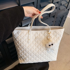 Sac Fourre-Tout Matelassé À Losanges Grande Capacité Cuir PU Sac À Épaule À La Mode Pour Femmes Avec Pendentif En Peluche