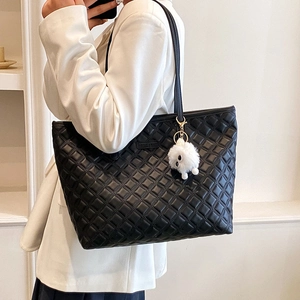 Sac fourre-tout noir matelassé avec pompon, idéal pour le travail et la mode urbaine
