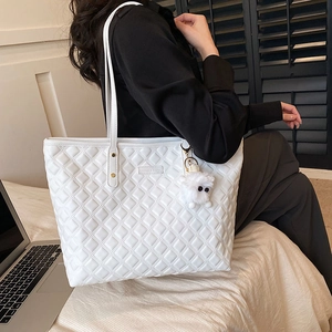 Sac fourre-tout matelassé blanc minimaliste en cuir PU avec pendentif en peluche chic