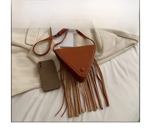 Sac à bandoulière triangulaire en cuir marron avec de longues franges et détail