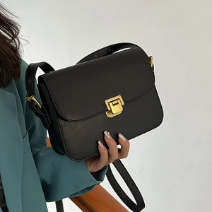 Sac bandoulière classique en cuir noir avec fermoir doré et sangle réglable