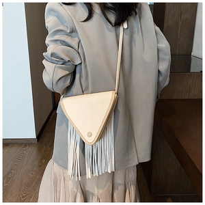 Sac triangle blanc crème chic avec longues franges et fine bandoulière en cuir