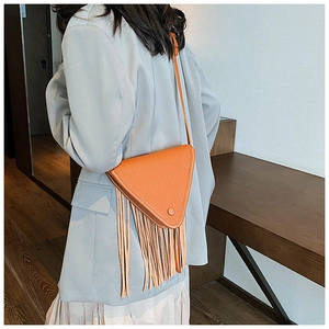 Sac triangle orange avec de longues franges et une texture de cuir de qualité