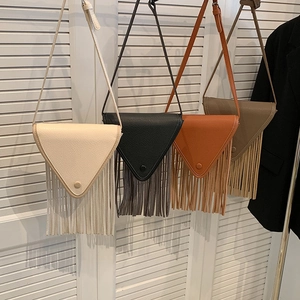 Sac bandoulière triangle à franges tendance disponible en quatre coloris