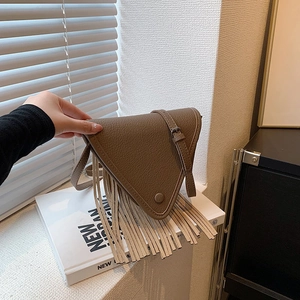 Sac bandoulière triangle en cuir marron avec de longues franges et sangle réglable