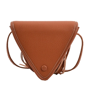 Sac bandoulière triangulaire en cuir marron avec franges bohèmes et design élégant