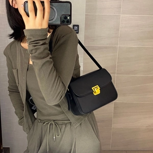 Borsa sottobraccio minimalista in pelle nera opaca con fibbia quadrata dorata vintage