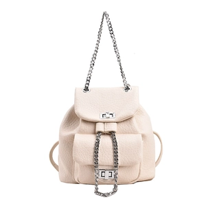 Mochila crema de piel granulada con cadena plateada y cierres de giro en fondo blanco