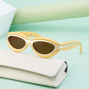 Occhiali da sole Y2K gialli cat-eye con montatura dorata e custodia bianca