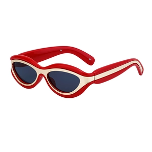 Occhiali da sole cat-eye Y2K rossi con montatura ondulata e dettagli in metallo dorato